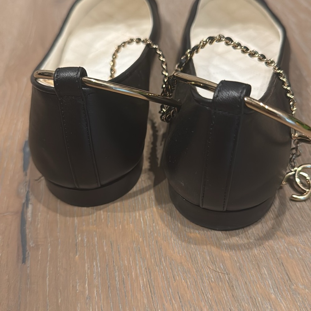 Chanel ballet flares with patent toe and chain and charms around the ankle - Picture 6 of 12